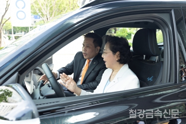 25일 서울 포스코센터 정문 스퀘어가든에서 열린 '뉴 르노 그랑 콜레오스' 출시 기념 공동 프로모션 행사에서 서유란 포스코 자동차소재마케팅실장이 황재섭 르노코리아 영업 및 네트워크 총괄 전무와 뉴 르노 그랑 콜레오스에 탑승하고 있다. 포스코 제공.