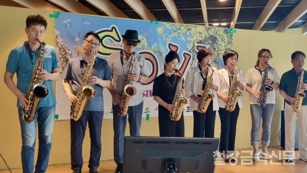 광양제철소 소울 색소폰 봉사단이 지는 27일 색소폰 연주회를 펼쳤다. 포스코 제공.