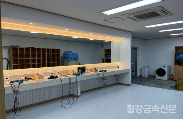 새롭게 단장한 포항제철소 2제강공장 서브센터 목욕탕. 포스코 제공.