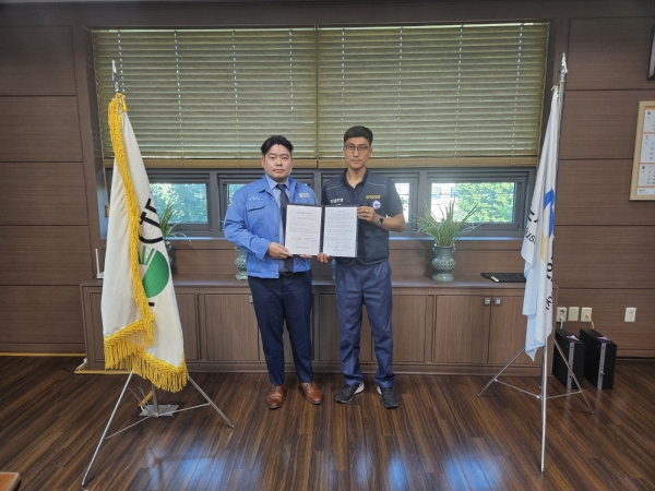 코스틸의 2024년 단체협약 및 임금협상 기념촬영. 좌측이 코스틸 박성혁 대표이사, 우측이 코스틸 노동조합 정연중 노조위원장. (사진=코스틸)