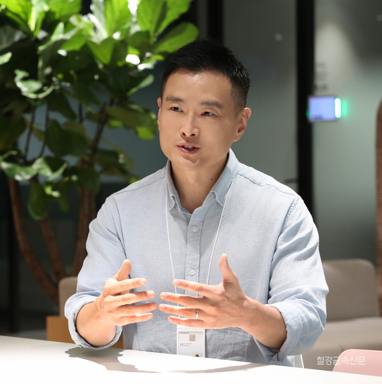 이정호 현대제철 글로벌 차강판 영업실장이 철강금속신문과 인터뷰를 하고 있다.