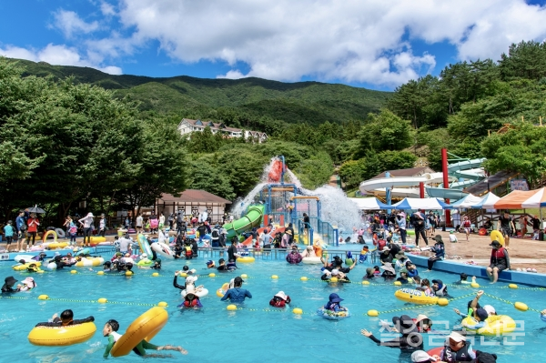 포스코 광양제철소 백운산 수련원이 무더위를 피해 온 수많은 피서객으로 붐볐다. 포스코 제공.