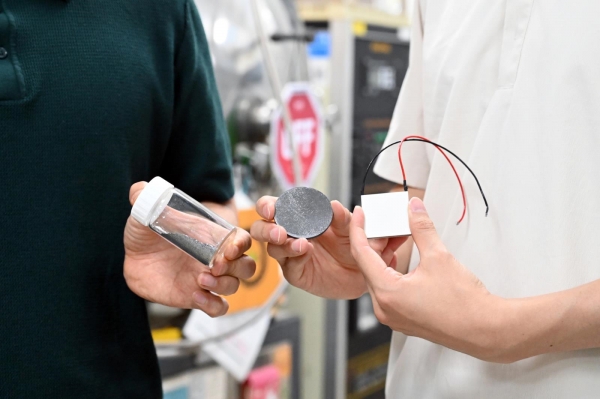 연구팀 개발 핵심소재. 좌측부터 n형 열전반도체 분말소재 – 웨이퍼 – 열전발전소자. (사진=재료연구원)