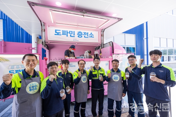 포스코퓨처엠 유병옥 사장(왼쪽 네 번째)이 7일 포항 블루밸리산업단지 인조흑연 음극재 공장을 찾아 폭염 속에서 근무 중인 직원들을 격려하고 함께 "음극재 화이팅" 구호를 외치고 있다. 포스코퓨처엠 제공.