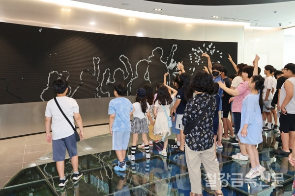 여름방학을 맞이한 아동센터 학생들이 포스코Park1538 홍보관을 견학하고 있다. 포스코 제공.