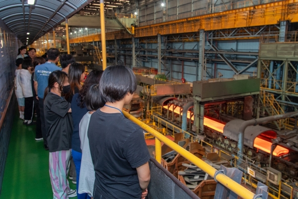 광양제철소가 9일, 어린이들과 함께하는 제철소 견학 프로그램을 진행했다. 포스코 제공.