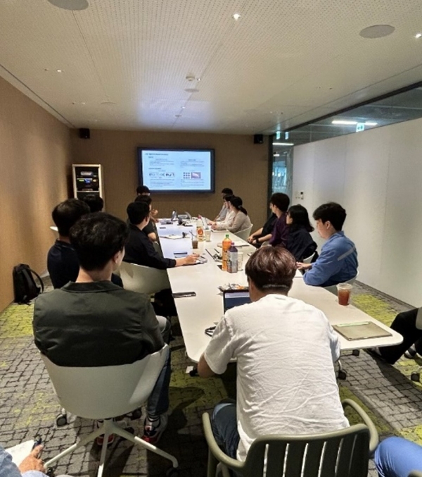 스마트기술 전문 벤처기업과 포스코가 기술개발을 위해 회의를 진행하고 있다. 포스코 제공.