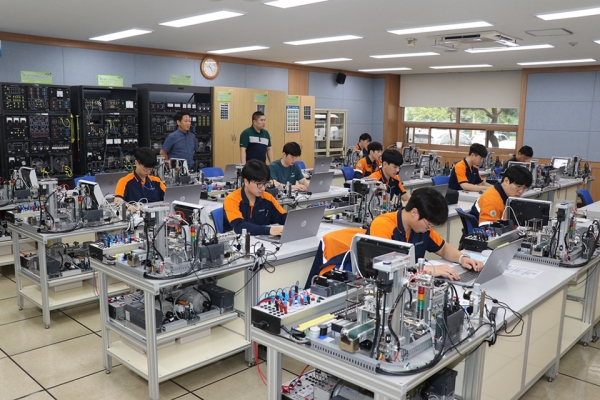 광양제철소 설비부문 기능경진대회 참가자들. 포스코 제공.