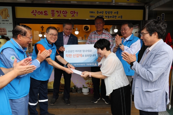 연일전통시장에서 선결제 하는 모습. 포스코 제공.