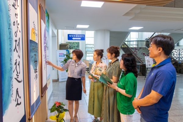 지난 8월 28~30일, 광양시청에서 광양제철소 캘리그라피 재능봉사단의 작품 전시회가 열렸다. 포스코 제공.