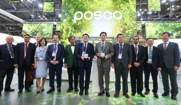 9월4일 부산 벡스코에서 열린 '2024 기후산업국제박람회'에서 내빈들이 포스코그룹 탄소중립관을 찾아 기념촬영을 하고 있다. (왼쪽에서 네번째)포스코홀딩스 김희 탄소중립전략담당, (왼쪽 여섯번째부터) 김상협 탄소중립녹색성장위원회 위원장, 최남호 산업부2차관, 박형준 부산시장, (오른쪽 두번째부터) 김진출 포스코퓨처엠 안전환경센터장, 박현 포스코인터내셔널 에너지사업개발본부장. 포스코홀딩스 제공.