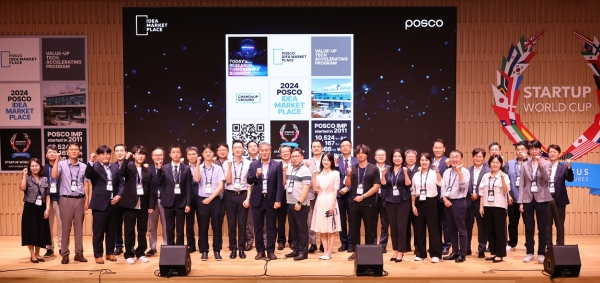 2024 포스코 아이디어 마켓 플레이스에서 참석자들이 기념촬영을 하고 있다. 포스코 제공.