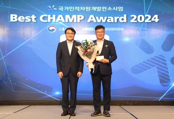 포스코가 9월 4일 열린 우수공동훈련센터 시상식에서 성과평가 우수기관상과 자율공동훈련센터 선정패를 받았다. 사진 왼쪽부터 한국산업인력공단 이우영 이사장, 포스코 양병호 경영지원본부장. 포스코 제공.