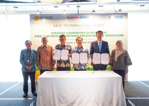포스코와 크라카타우포스코가 인도네시아 정부와 규산질 슬래그 비료 활용 확대를 위한 업무 협약을 체결하였다. 왼쪽부터 인도네시아 농업부 하리스 농업기구 표준화기관 사무국장, 철강협회 예리 이드로예스 부회장, 인도네시아 농업부 파즈리 듀프리 농업기구표준화기관장, 크라카타우포스코 정범수 법인장, 포스코 조경석 환경기획실장, 환경산림부 미타 폐기물관리과장. 포스코 제공.