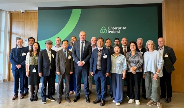 앞줄 우측부터 네번째 김병관 한국수입협회장, 톰 쿠삭 아일랜드 기업진흥청 글로벌 마켓 총괄, 김용길 주아일랜드 한국대사. (사진=수입협회)