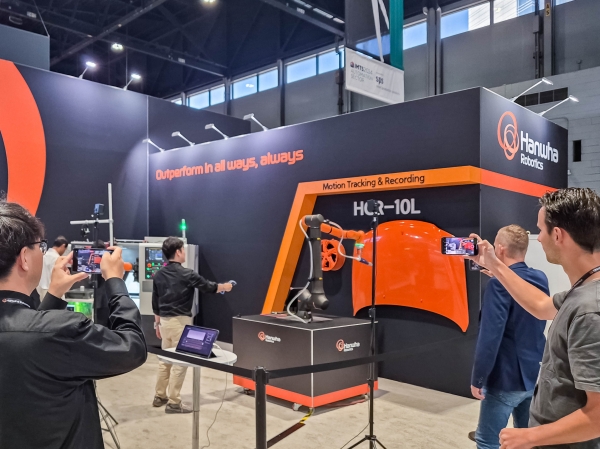 HCR-10L이 모션 트래킹레코딩 시연을 보이고 있다. (사진=한화로보틱스)