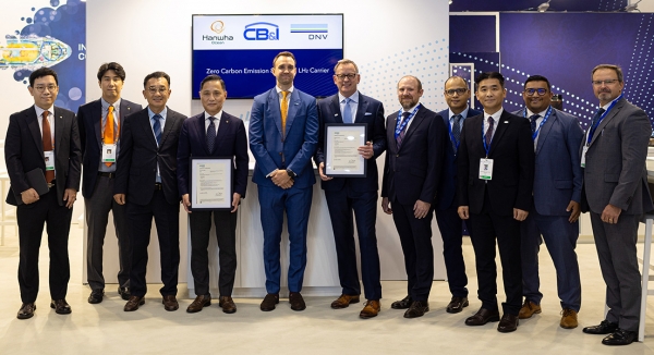 휴스턴에서 열리고 있는 가스텍2024에서 한화오션 제품전략기술원장 손영창 부사장(왼쪽에서 네번째)과 DNV 마틴 손드레 카트라이트 가스선종 글로벌 영업본부장(왼쪽에서 다섯번째), CB&I 마크 버츠 대표(왼쪽에서 여섯번째) 등 3사 관계자들이 참석한 가운데 액화수소운반선에 대한 기본 인증식을 가졌다. 한화오션 제공.