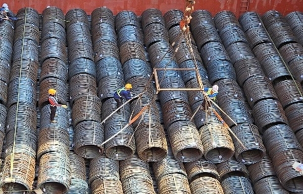 개선 전, 작업자들이 불안전한 상태에서 줄걸이 해체 작업 중이다. 포스코플로우 제공.