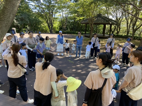 지난 19일, 광양제철소 희망의 징검다리 봉사단이 광양 우산공원에서 어린이들과 함께 숲체험 프로그램을 진행하고 있다. 포스코 제공.