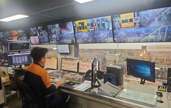 2선재공장 압연공정 이상감지 모니터링 시스템 활용 모습. 포스코 제공.