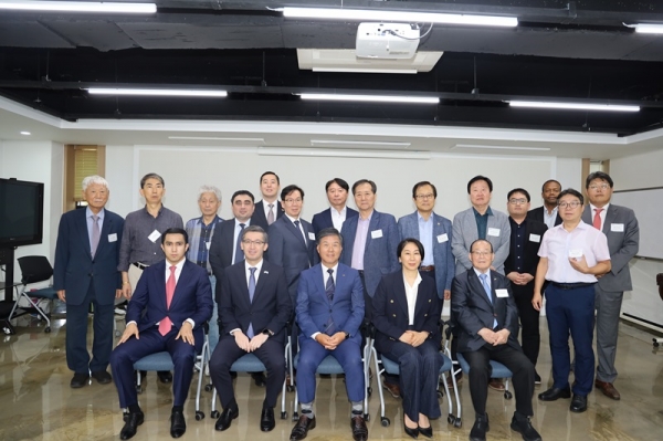 수입협회의 'KOIMA 중앙아시아 수입사절단 단원모집 설명회' 기념촬영. (사진=수입협회)