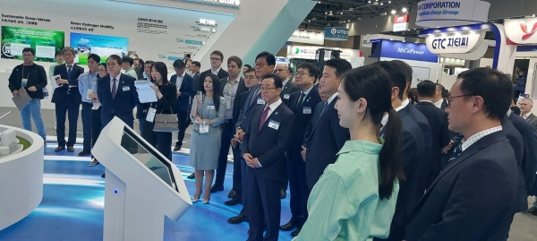킨텍스 제 1전시장에 마련된 고려아연 부스에서 관계자들이 설명을 듣고 있다.