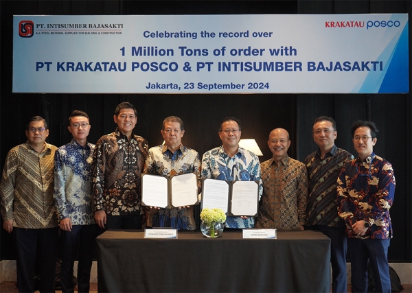 크라카타우포스코가 9월23일 인도네시아 랭함(Langham) 호텔에서 인티숨버사와 2025년 연간 20만 톤 판매협약을 체결했다. 오른쪽 네 번째부터 인티숨버사 에드워드 대표, 크라카타우포스코 정범수 법인장. 포스코그룹 제공.