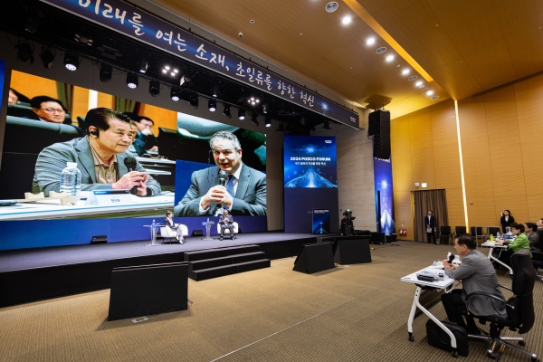 1일 송도 포스코 글로벌R&D센터에서 열린 2024 포스코포럼에서 장인화 회장이 마크 레너드(Mark Leonard) 유럽외교협회 공동창립자 겸 집행이사와 대화를 나누고 있다. 포스코홀딩스 제공.