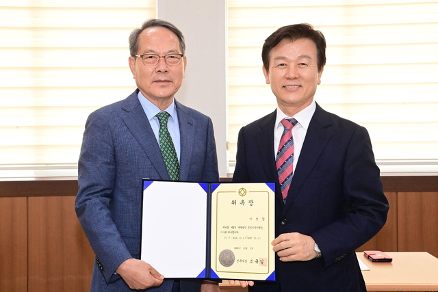 사진 왼쪽 동명특수강 이성갑 대표가 진주시복지재단 5대 이사장으로 선임됐다