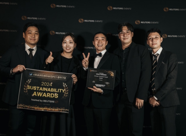 수퍼빈 김정빈 대표(가운데)와 사회적가치연구원 관계자들이 기념 촬영을 하고 있다. 출처=뉴스와이어