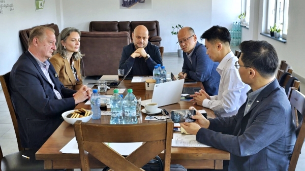 포스코인터내셔널 바르샤바지사의 지원으로 현지 기업 방문미팅에 참여한 '이피아이티'. (사진=포스코인터내셔널)