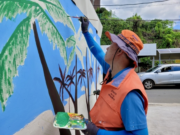 광양제철소 에버그린 벽화 재능봉사단이 태금파출소 인근에서 벽화그리기 봉사를 펼쳤다. 포스코 제공.