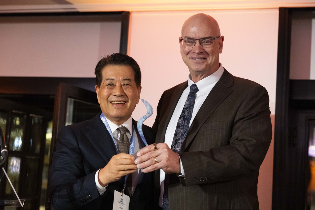 장인화 포스코홀딩스 회장이 Steelie Award 혁신상을 수상하는 모습(사진 제공=WSA)