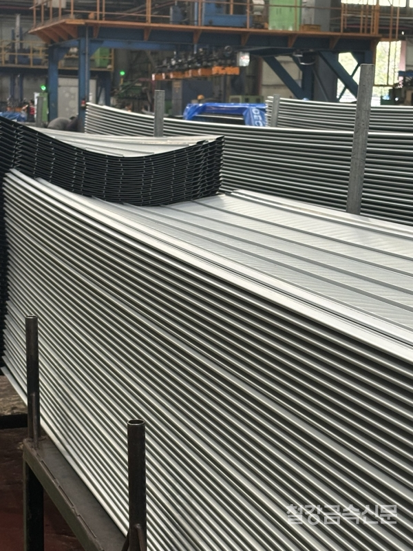 제일테크노스 포항공장에서 가공을 마친 하부 바닥판. 하부 바닥판은 0.5mm두께의 아연도강판(SGC400~580)시트를 성형해 만들어진다.