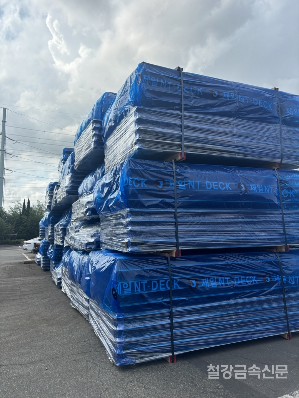 최종 품질 관리를 마치고 포장된 데크플레이트 제품들이 야적장에서 고객사 출고를 기다리고 있다.