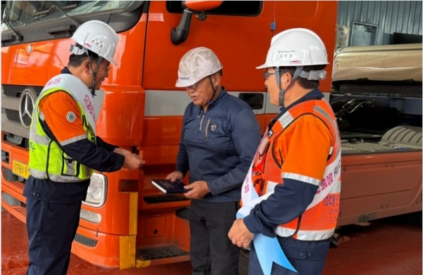 포스코플로우 반돈호 사장이 안전 작업 가이드를 배포하고 있는 모습. 포스코플로우 제공.