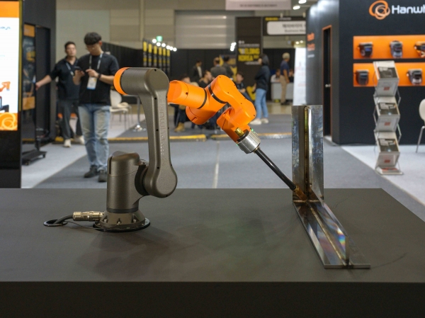 한화로보틱스가 새로 선보인 HCR-5W 용접 협동로봇. (사진=한화로보틱스)