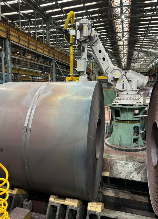 STS소둔산세공장 코일 밴드 절단. 포스코 제공.