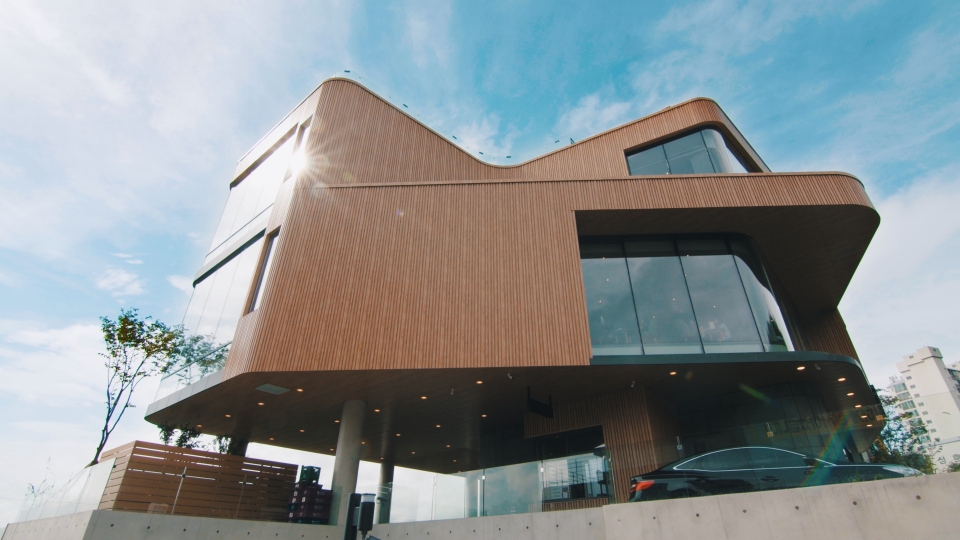 동국씨엠 럭스틸 라인패널이 적용된 스타벅스 드라이브스루 매장./동국씨엠