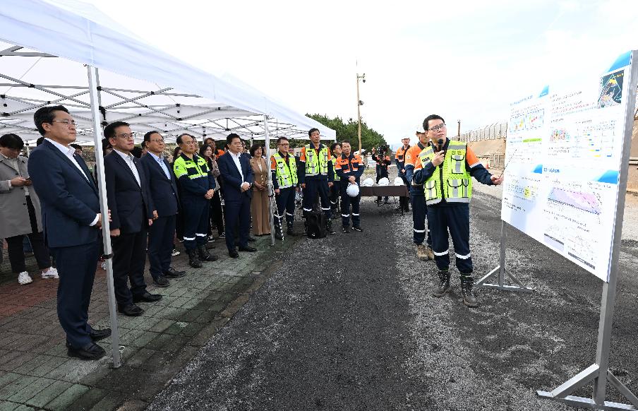 수소환원제철 매립예정부지에서 최상목 부총리 겸 기획재정부장관과 강도형 해수부 장관 등이 함께 관계자의 설명을 듣고 있다.