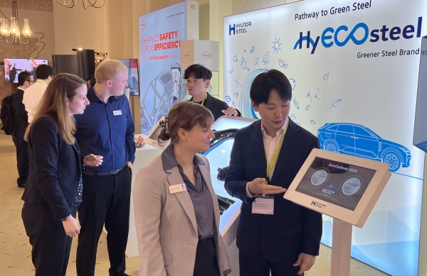 현대제철 연구원이 독일 ECB(Euro Car Body)에 참석한 글로벌 고객사들에게 탄소저감 자동차강판 제품을 설명하고 있는 모습./현대제철