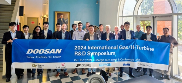 미국 조지아 공과대학교에서 진행된 ‘수소터빈 국제공동 연구개발(R&D) 심포지엄’에서 참석자들이 기념촬영을 하고 있다. (사진=두산에너빌리티)