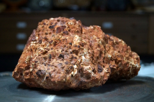 알루미늄의 원석이 되는 광석인 보크사이트. 출처=화석월드