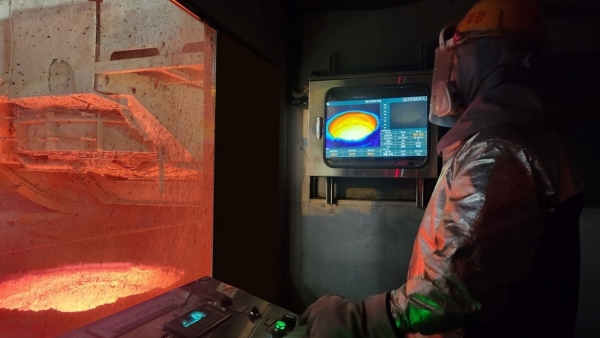 (개선후) 작업실에서 출강량을 모니터링하고 있다. (사진=세아베스틸)