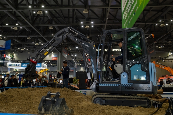 굴착기 시연회. (사진=건설기계산업협회)