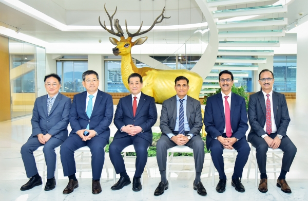 포스코그룹과 JSW그룹 최고 경영진이 MOU 체결 직후 인도 뭄바이에 소재한 JSW그룹 본사에서 기념 촬영을 하고 있다. 사진 왼쪽부터 포스코 이형수 경영기획본부장, 포스코홀딩스 천성래 탄소중립팀장, 포스코그룹 장인화 회장, JSW그룹 사잔 진달 회장, JSW스틸 자얀트 아차리야(Jayant Acharya) 사장, JSW에너지 샤라드 마헨드라(Sharad Mahendra) 사장. 포스코홀딩스 제공.