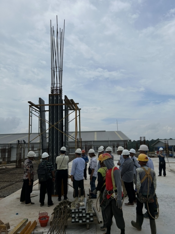인도네시아 건설업계 관계자들이 삼광선재가 현지에 시공한 기둥데크를 둘러보고 있다. (사진=삼광선재)