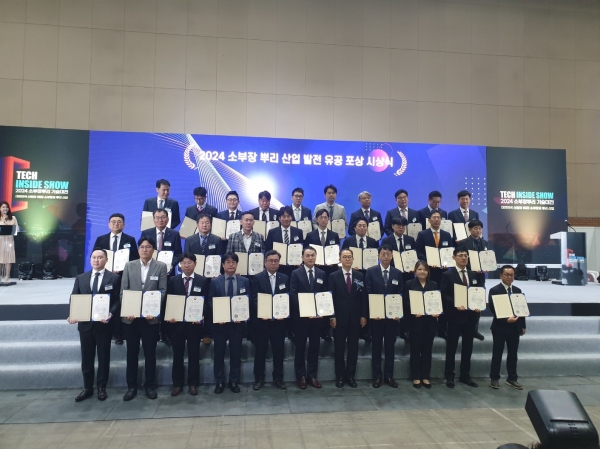 김재원 케이피에프 경영기획부문장(최상단 왼쪽에서 다섯번째)을 포함한 수상자들이 단체 기념사진을 촬영했다. (사진=케이피에프)