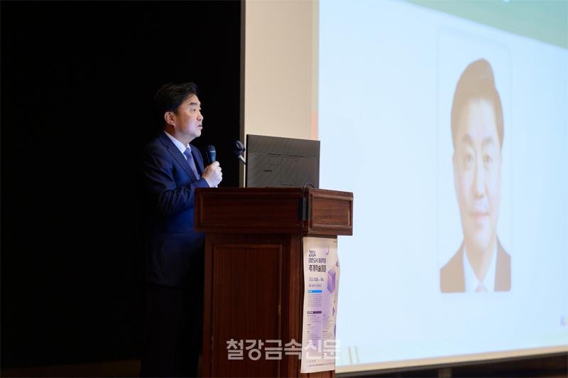 대한금속재료학회장인 주세돈 학회장이 개최사를 전하고 있다