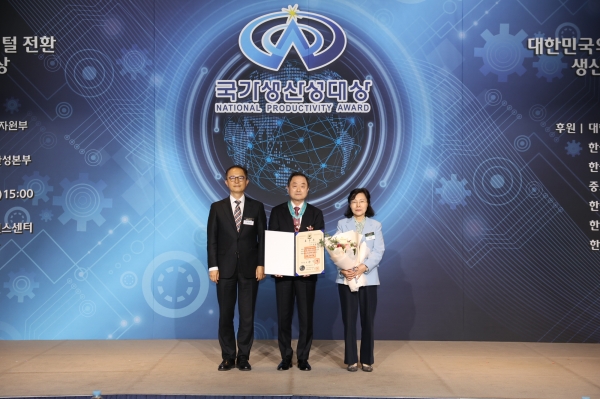 원일특강 신용문 대표이사(가운데)의 ‘제48회 국가생산성대회’ 은탑산업훈장 수상 기념촬영. (사진=한국생산성본부)